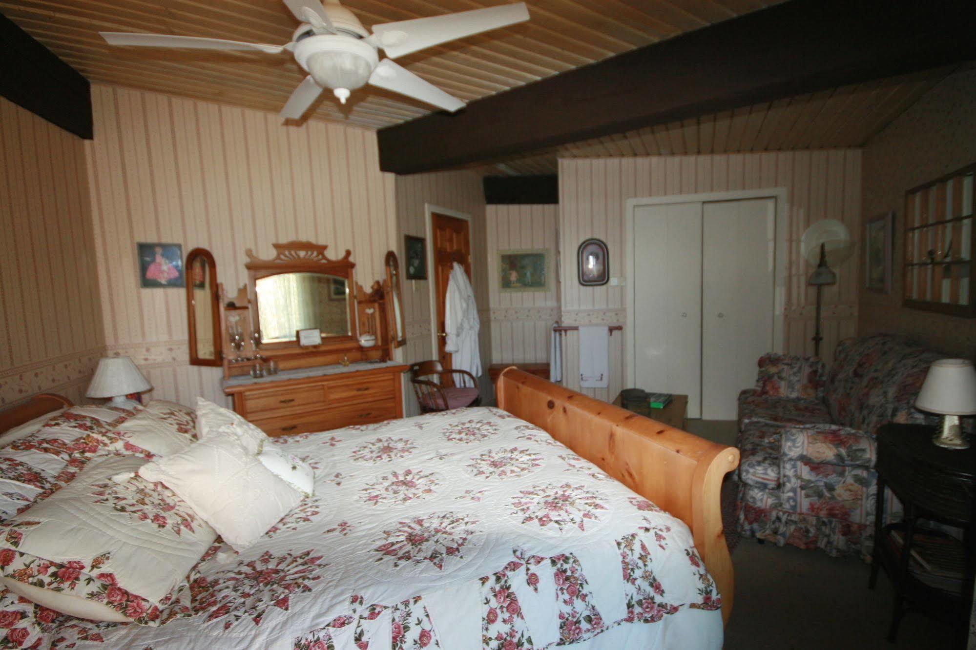 Stouffermill Bed & Breakfast Algonquin Highlands Екстер'єр фото
